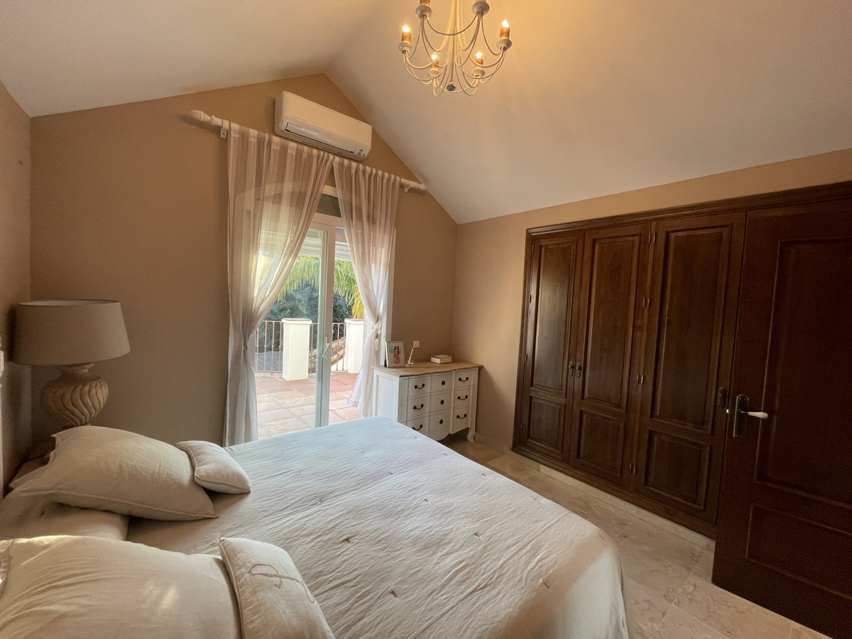 4 Bedroom Villa in Marbella - Photo 40