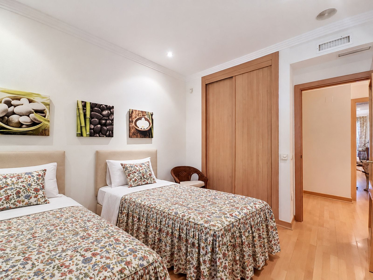 4 Bedroom Apartment in Estepona - Photo 14