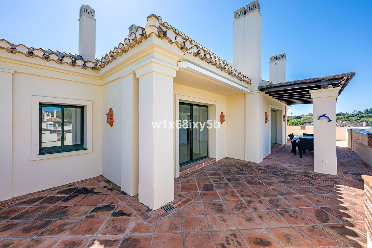 3 Bedroom Penthouse in Benahavís - Photo 10