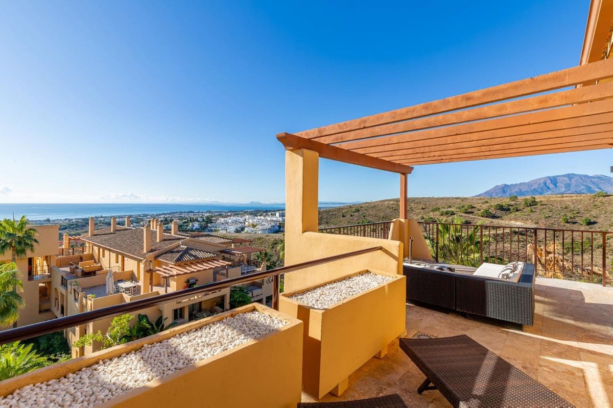 2 Bedroom Penthouse in Benahavís - Photo 13