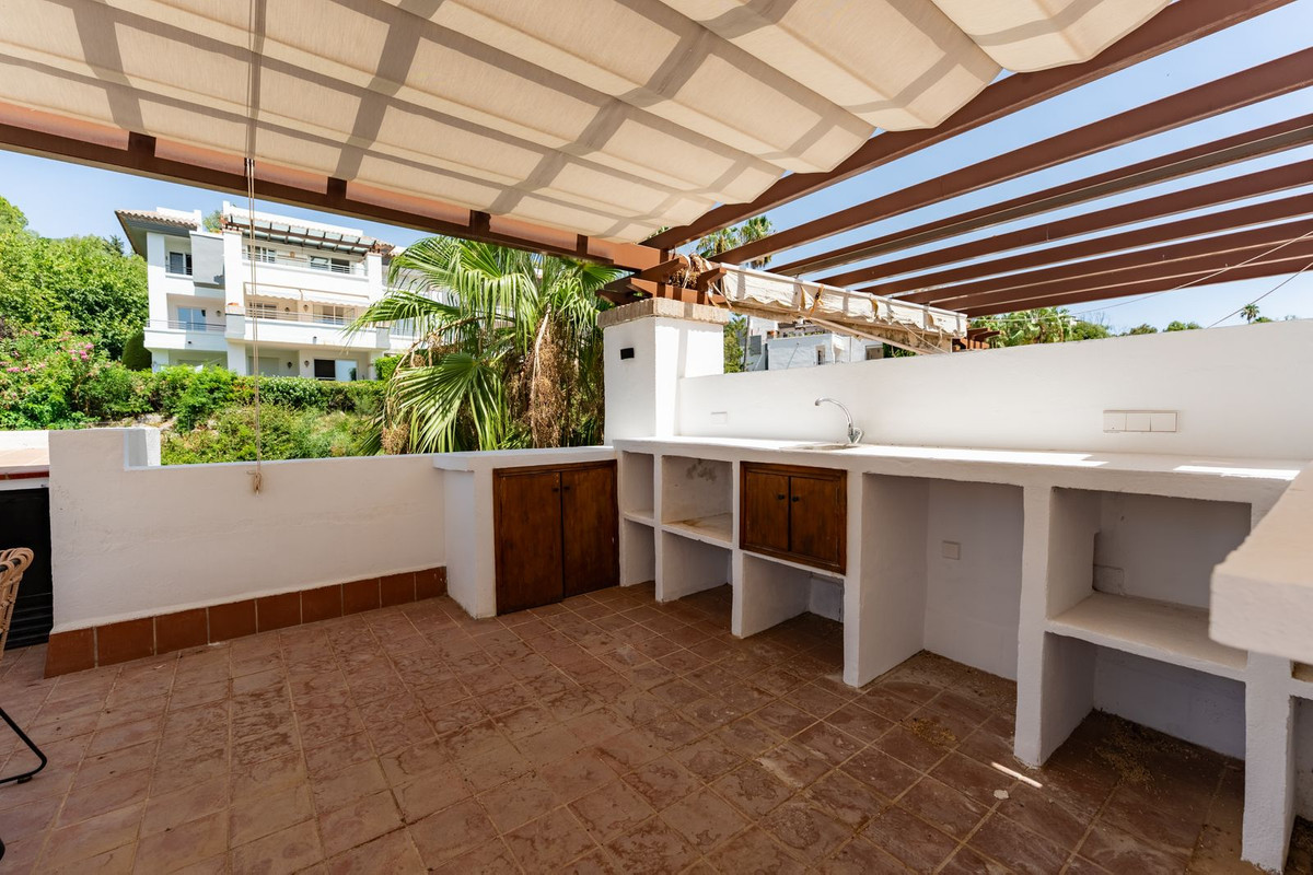 2 Bedroom Penthouse in Benahavís - Photo 35
