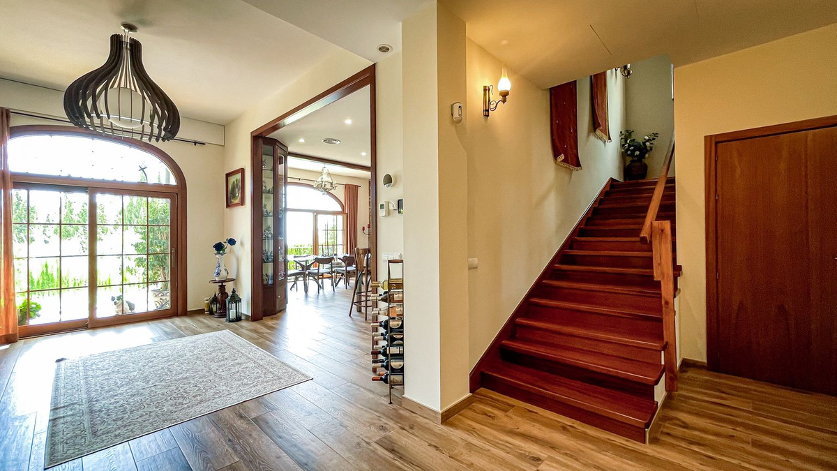 6 Bedroom Villa in Marbella - Photo 14
