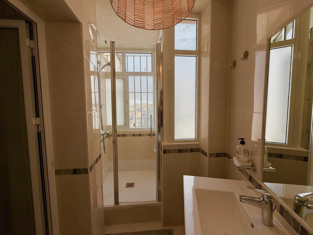2 Bedroom Penthouse in Fuengirola - Photo 19