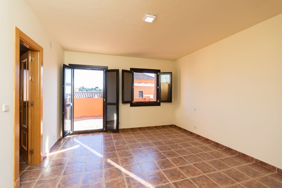 4 Bedroom Townhouse in Estepona - Photo 19