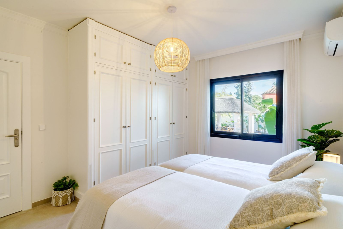 6 Bedroom Villa in Marbella - Photo 26