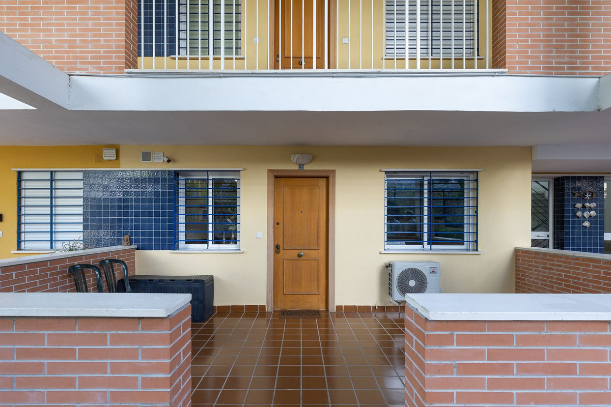 2 Bedroom Apartment in Torremolinos - Photo 2