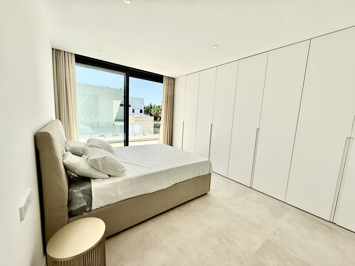 6 Bedroom Villa in Estepona - Photo 29