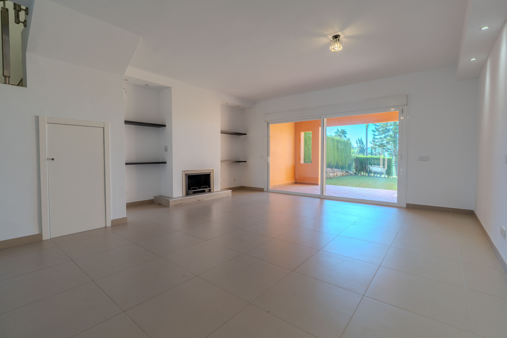 3 Bedroom Townhouse in Estepona - Photo 2