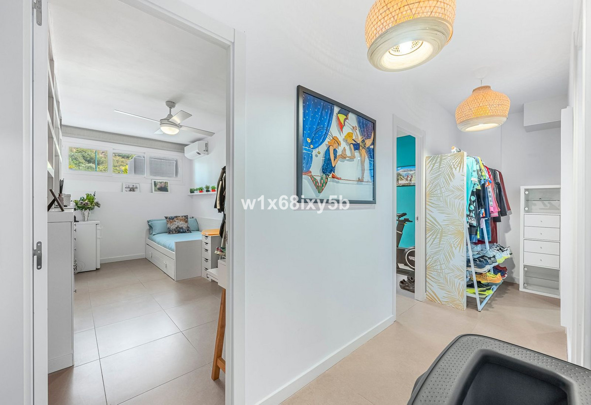 4 Bedroom Apartment in Benahavís - Photo 33