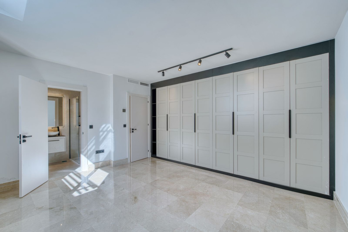 5 Bedroom Villa in Marbella - Photo 23