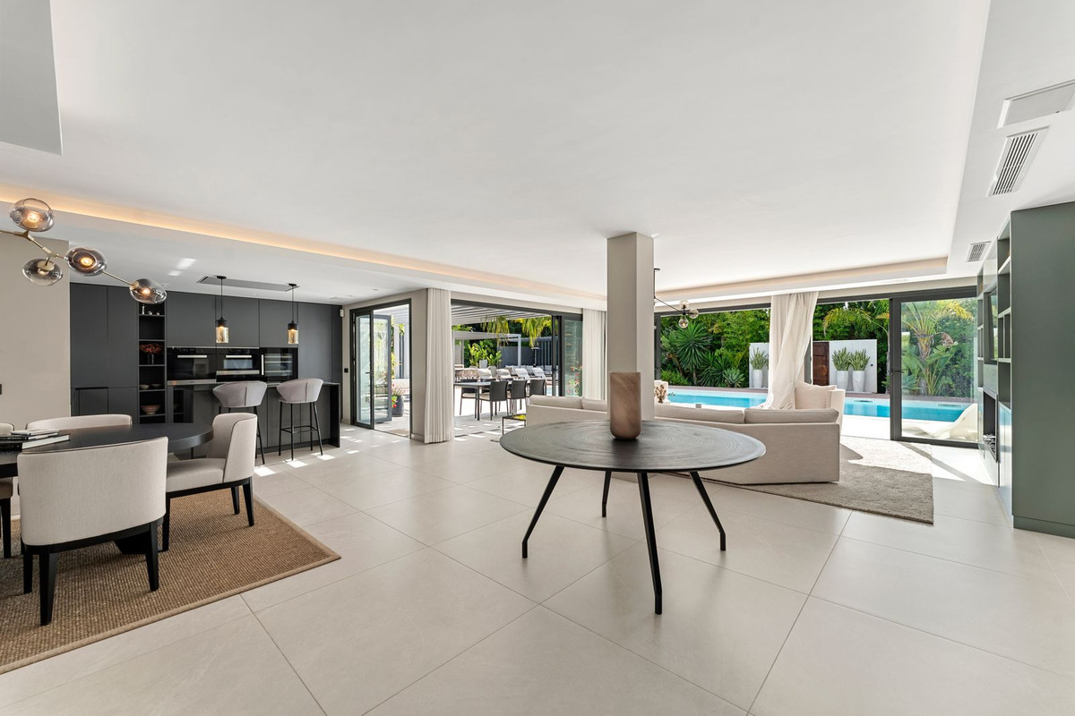 4 Bedroom Villa in Marbella - Photo 3
