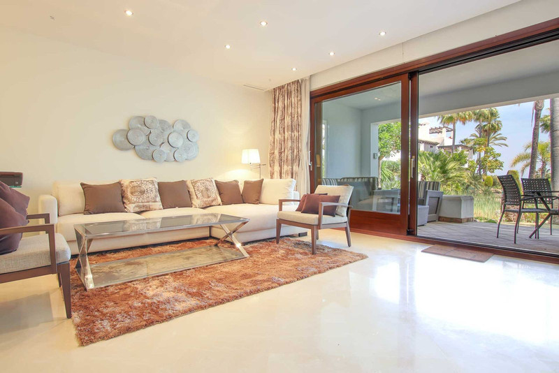 3 Bedroom Townhouse in Benahavís - Photo 3