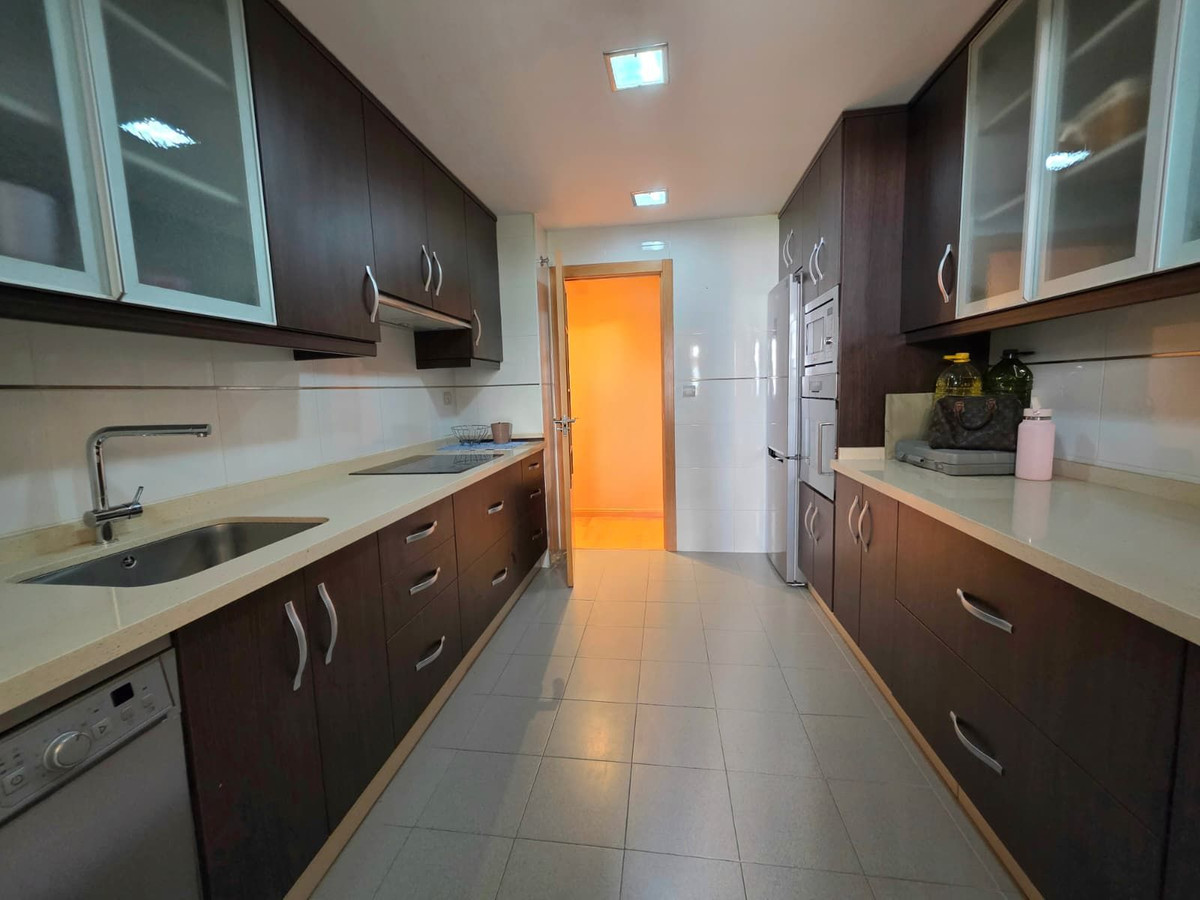 3 Bedroom Apartment in Estepona - Photo 11