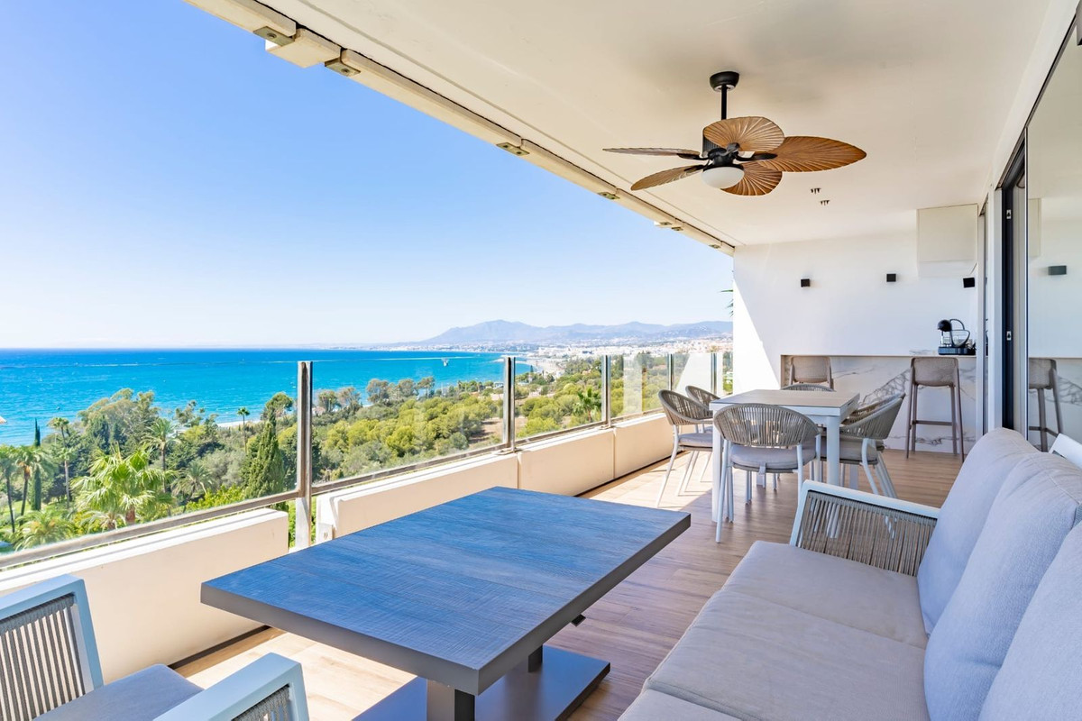 3 Bedroom Apartment in Marbella - Photo 2