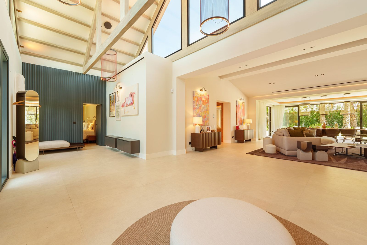 5 Bedroom Villa in Marbella - Photo 9