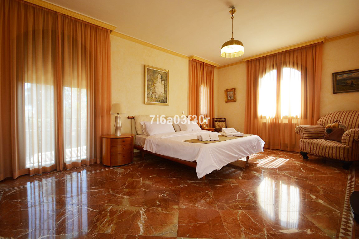5 Bedroom Villa in Marbella - Photo 5