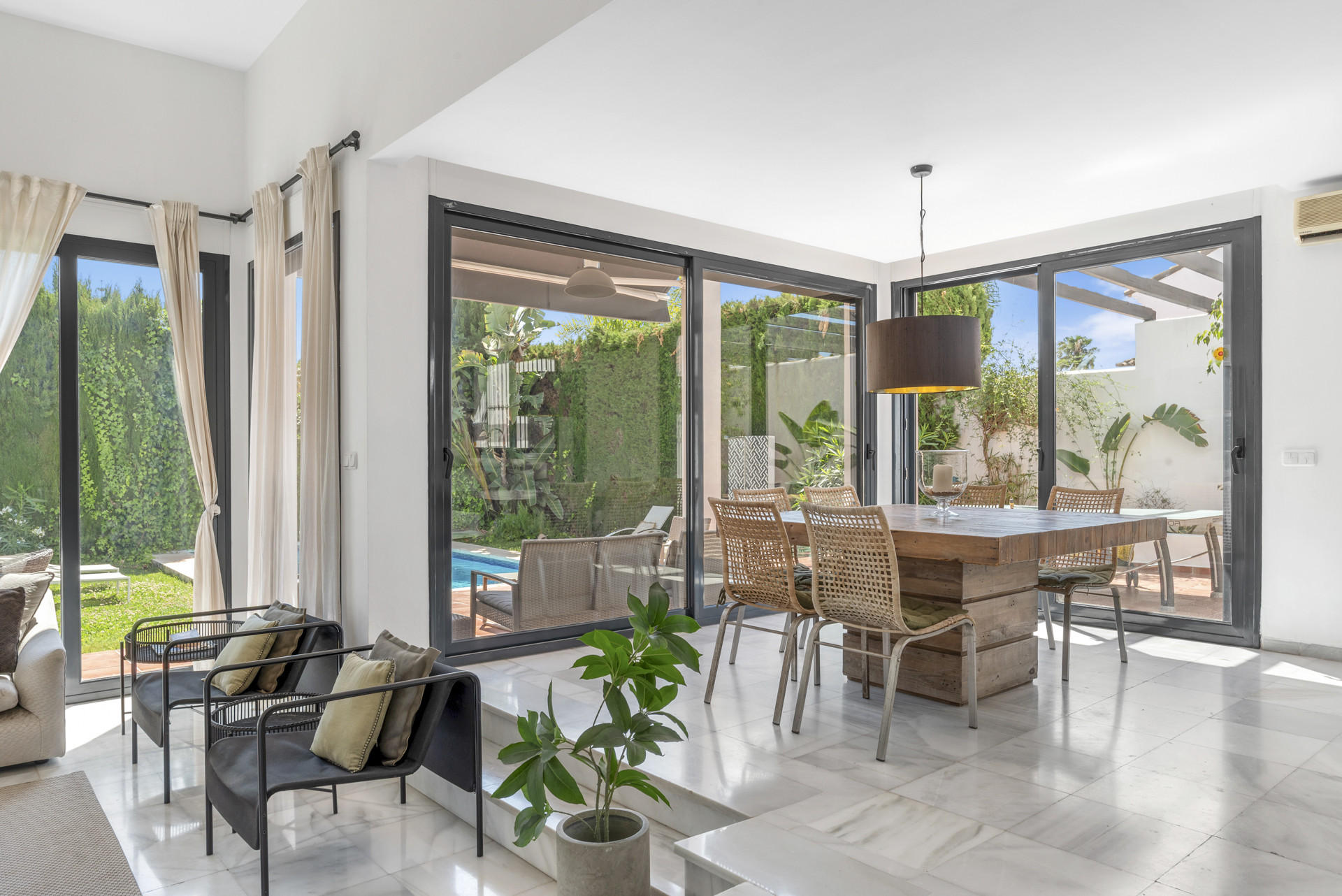 6 Bedroom Villa in Marbella - Photo 3