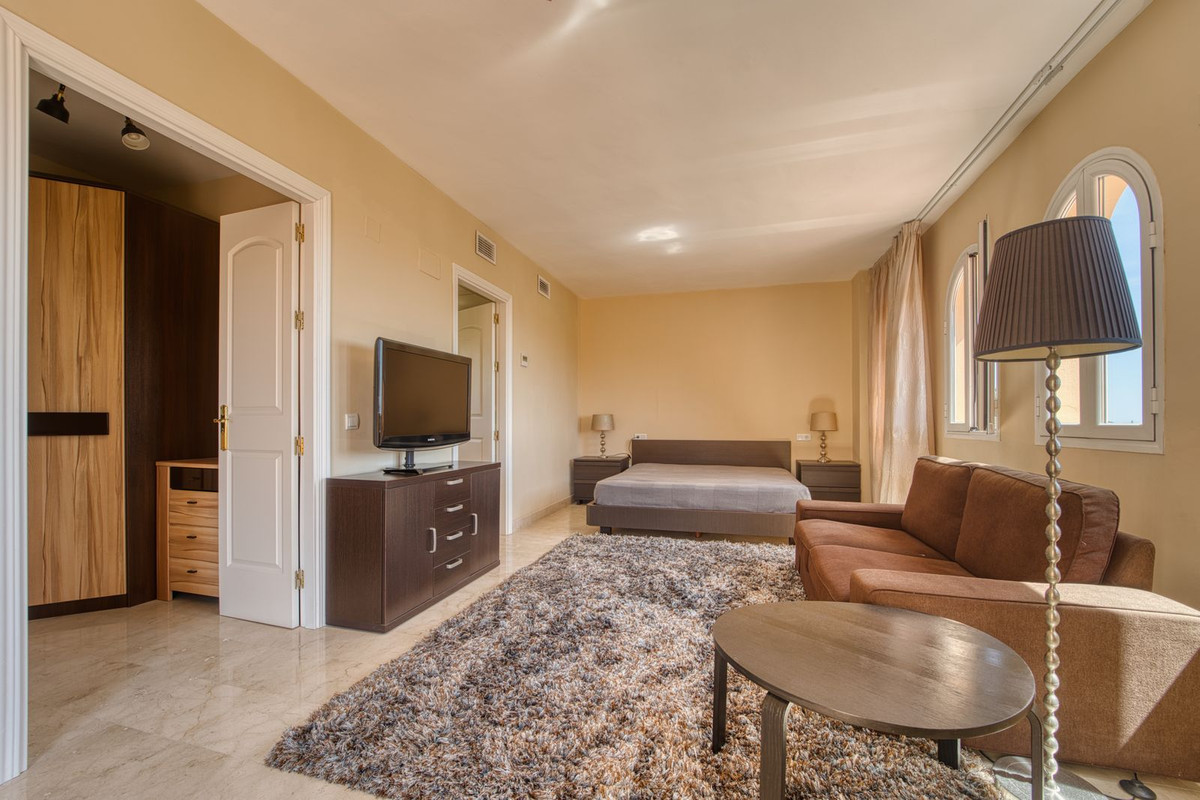 Piso de 3 dormitorios con piscina en Málaga – Foto 4