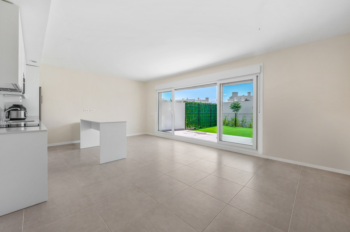 2 Bedroom Apartment in Estepona - Фото 10