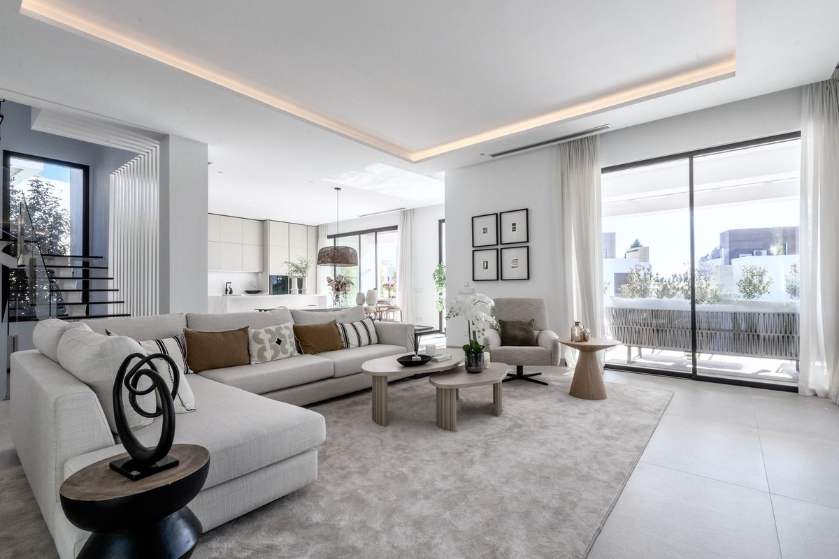 4 Bedroom Villa in Marbella - Photo 2