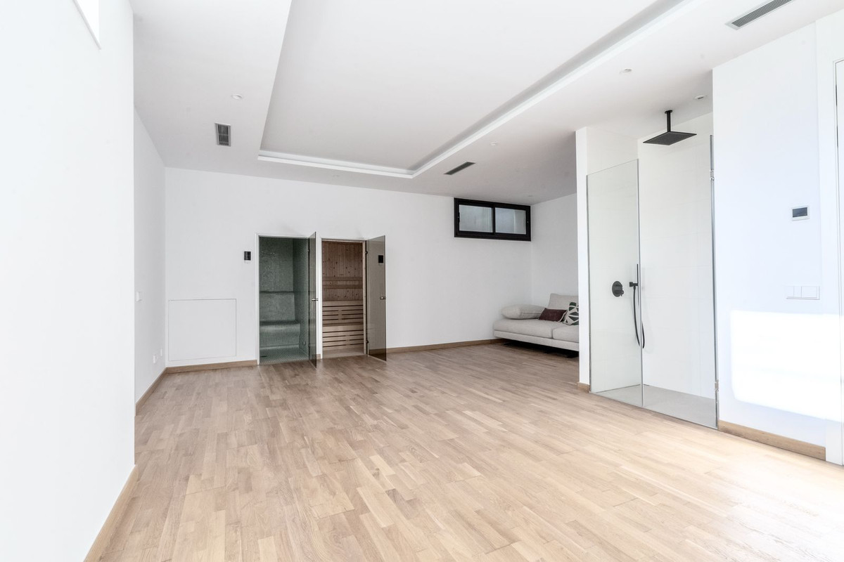 4 Bedroom Villa in Marbella - Photo 46