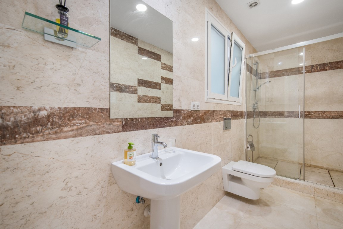 5 Bedroom Villa in Marbella - Photo 9