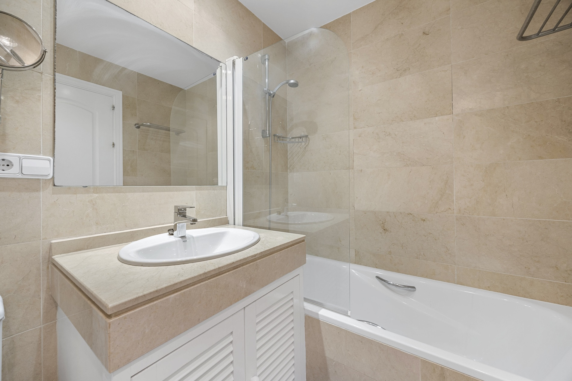 3 Bedroom Penthouse in Benahavís - Photo 20