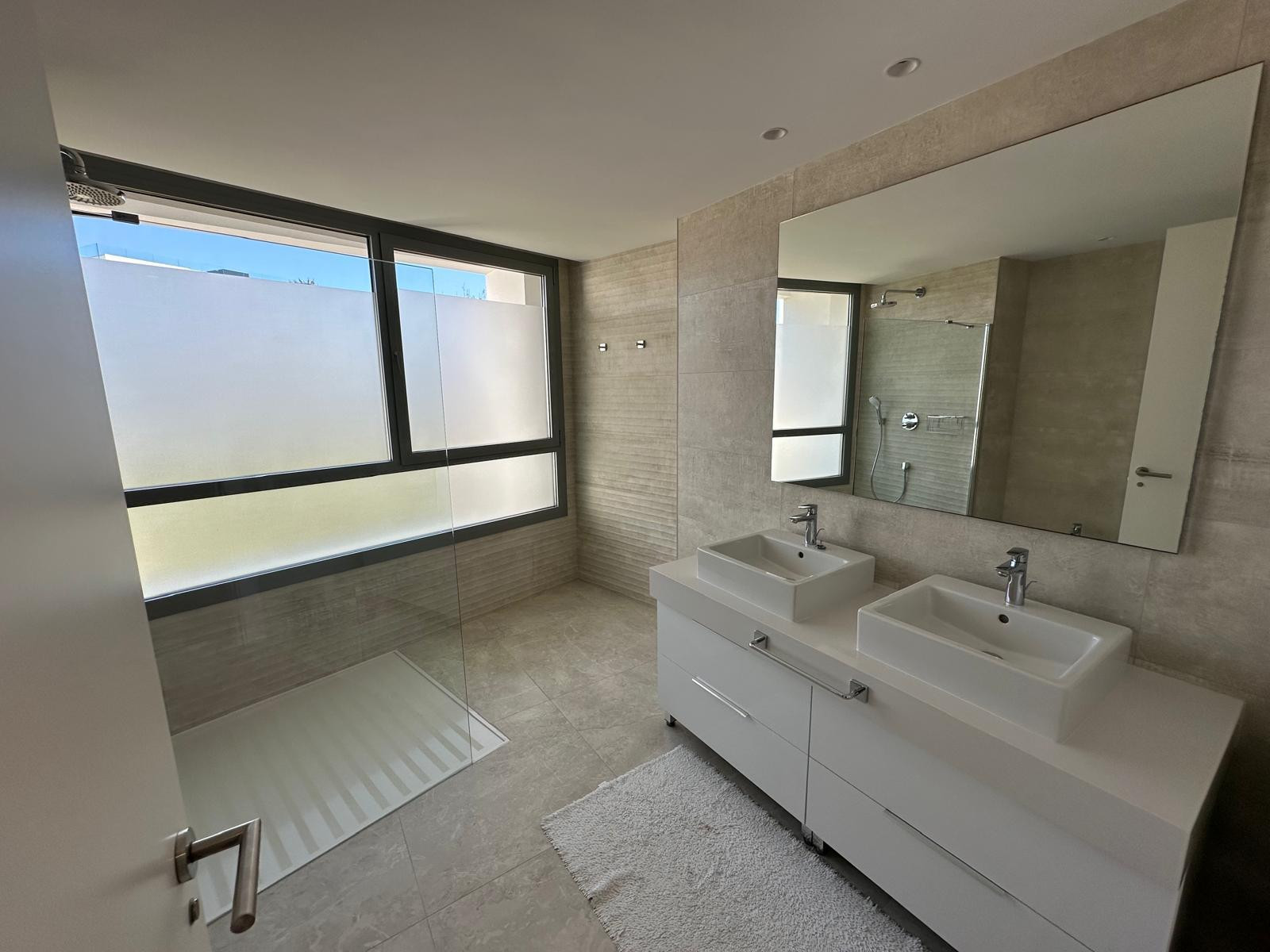 4 Bedroom Apartment in Marbella - Photo 11