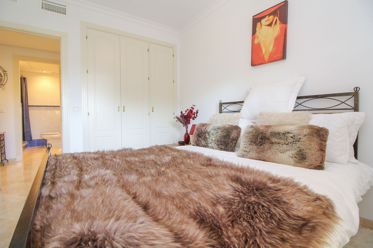 2 Bedroom Apartment in Marbella - Photo 23