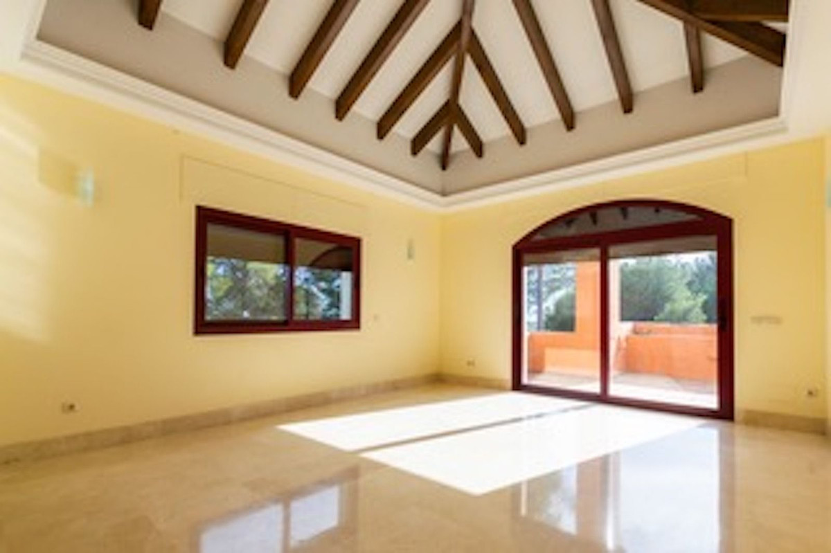4 Bedroom Villa in Marbella - Photo 2