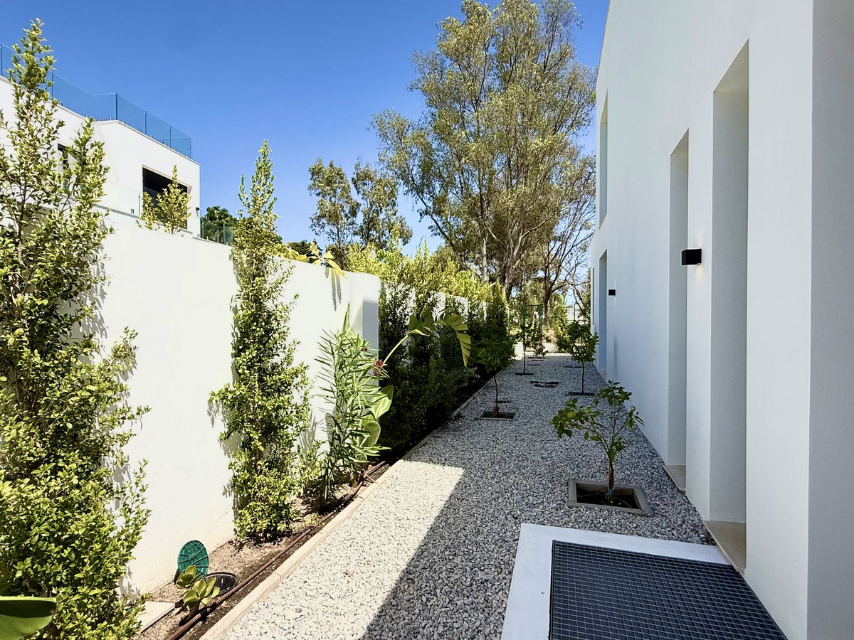 6 Bedroom Villa in Estepona - Photo 49