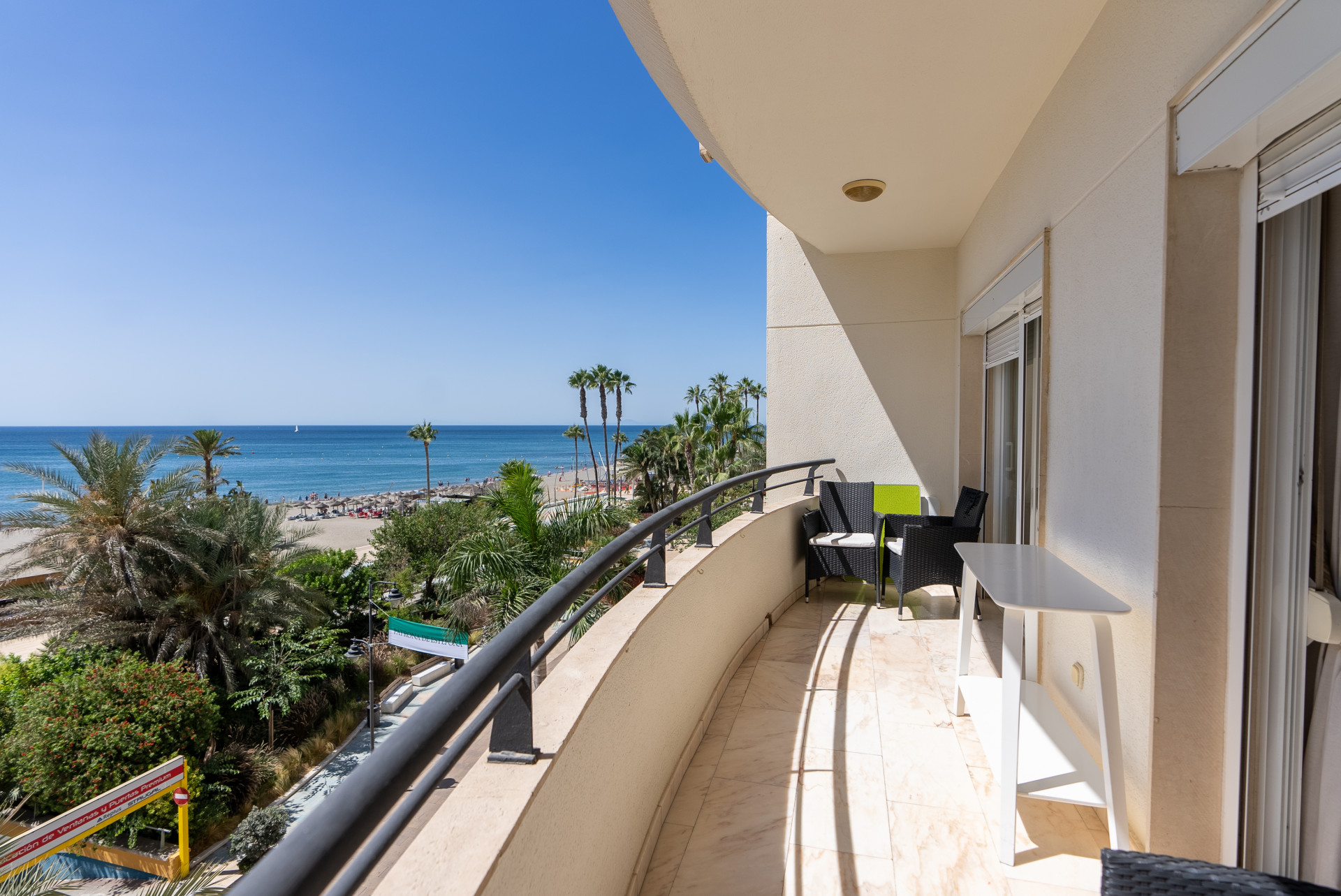 3 Bedroom Apartment in Estepona - Photo 2