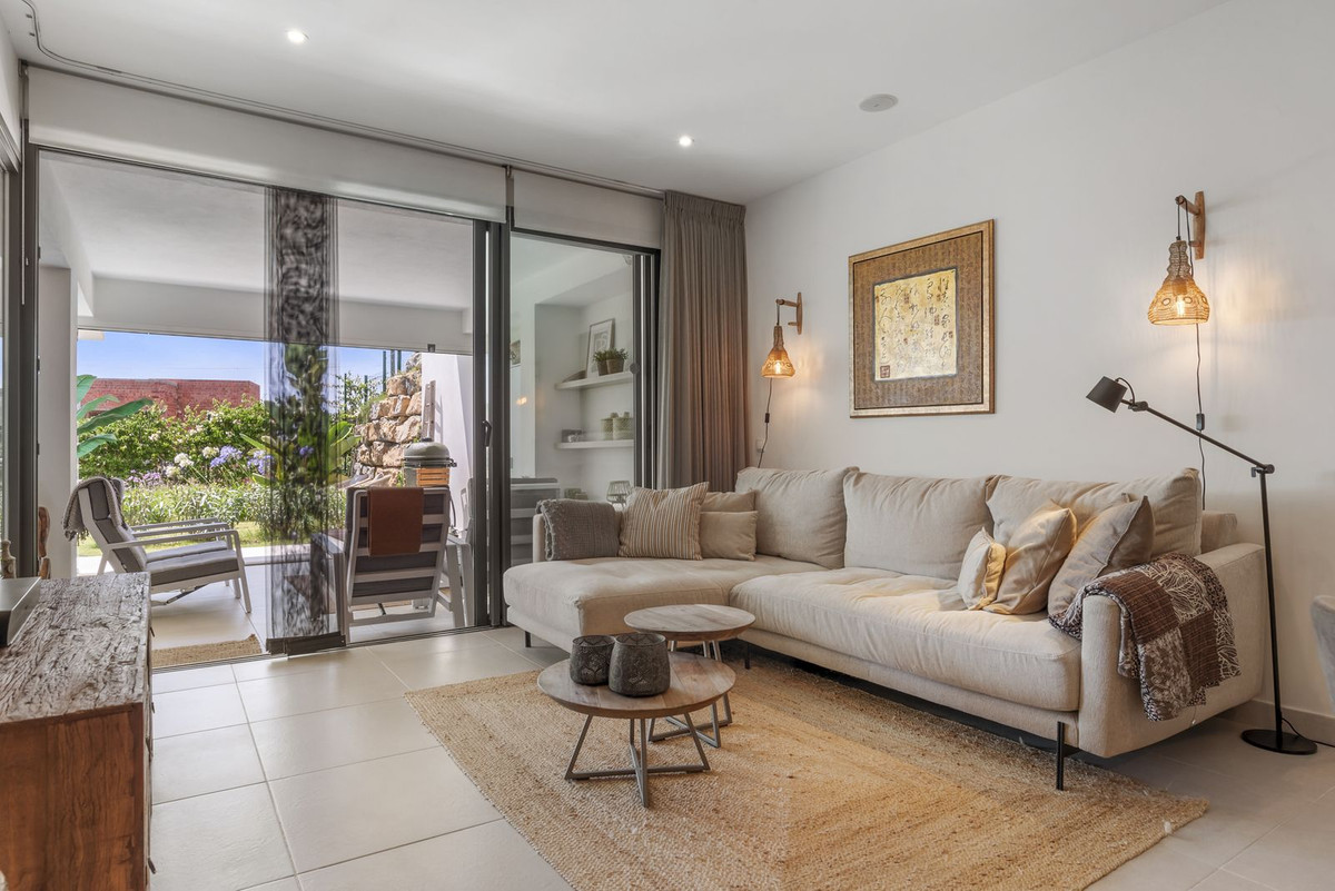 2 Bedroom Apartment in Estepona - Photo 14