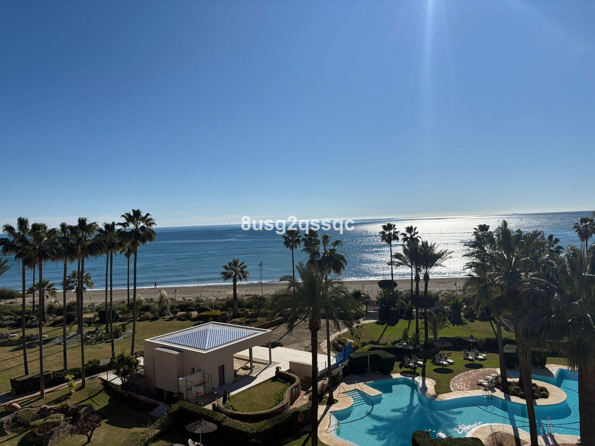 3 Bedroom Penthouse in Estepona - Photo 10
