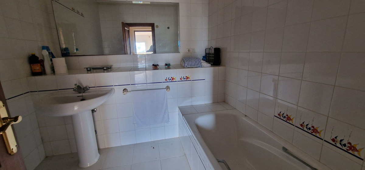 5 Bedroom Villa in Manilva - Photo 9