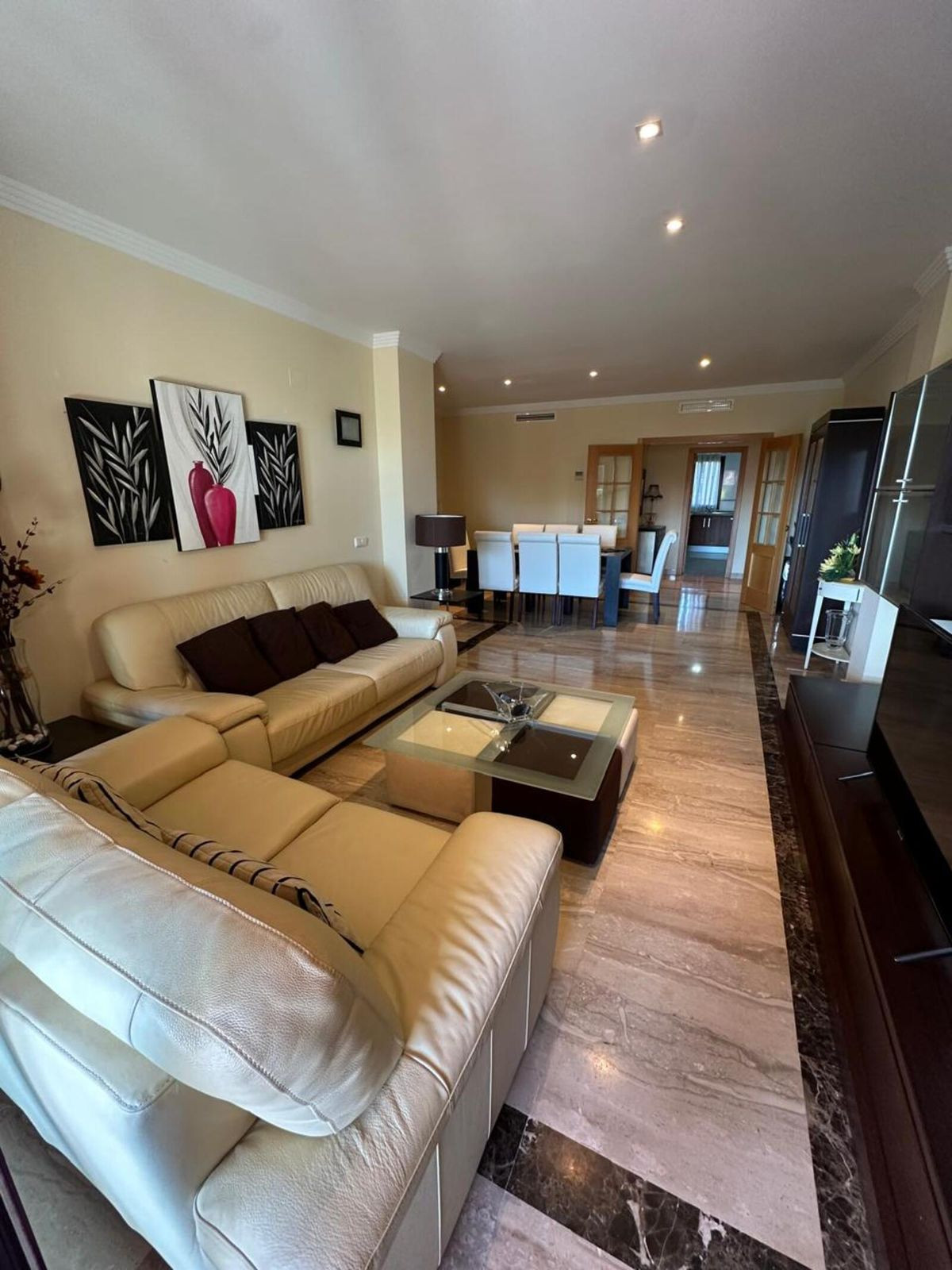 3 Bedroom Apartment in Estepona - Photo 8