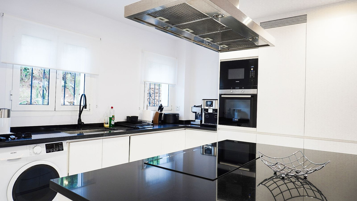 2 Bedroom Apartment in Marbella - Photo 17
