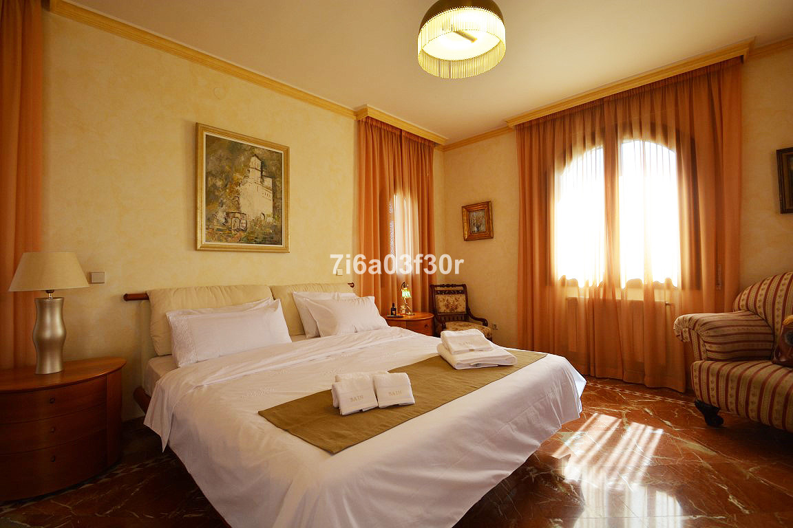5 Bedroom Villa in Marbella - Photo 28
