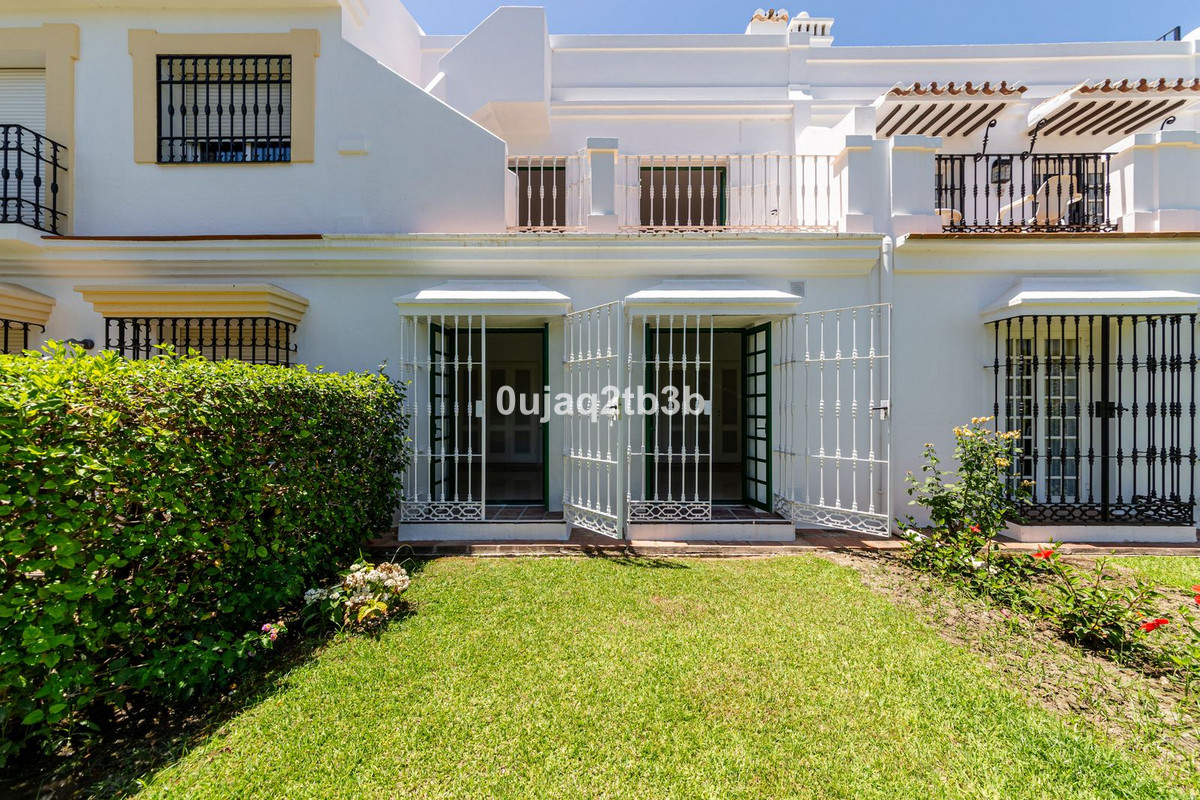 3 Bedroom Townhouse in Marbella - Photo 3