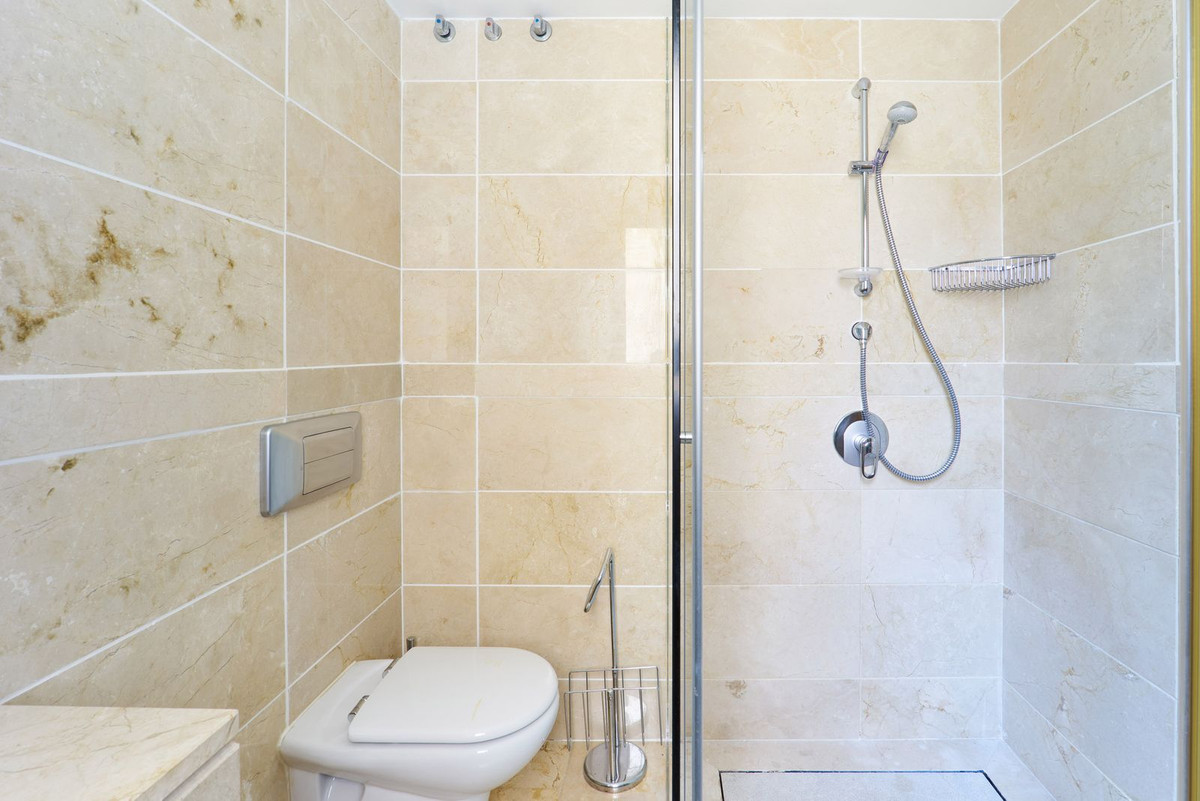 3 Bedroom Penthouse in Estepona - Photo 28