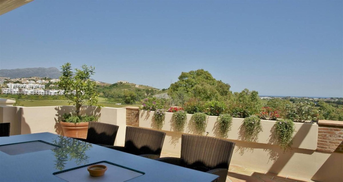 4 Bedroom Penthouse in Benahavís - Photo 9