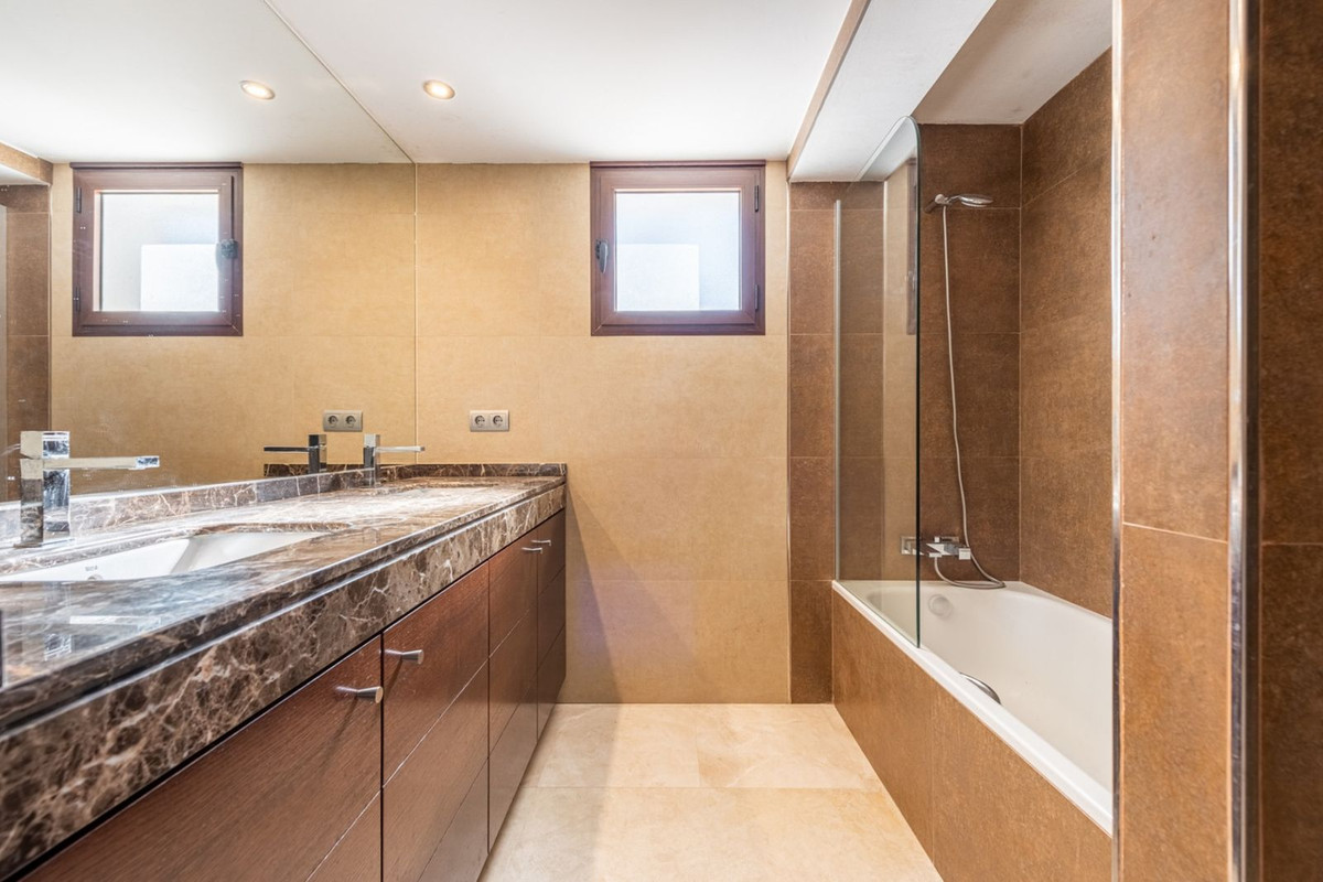 7 Bedroom Villa in Marbella - Photo 20