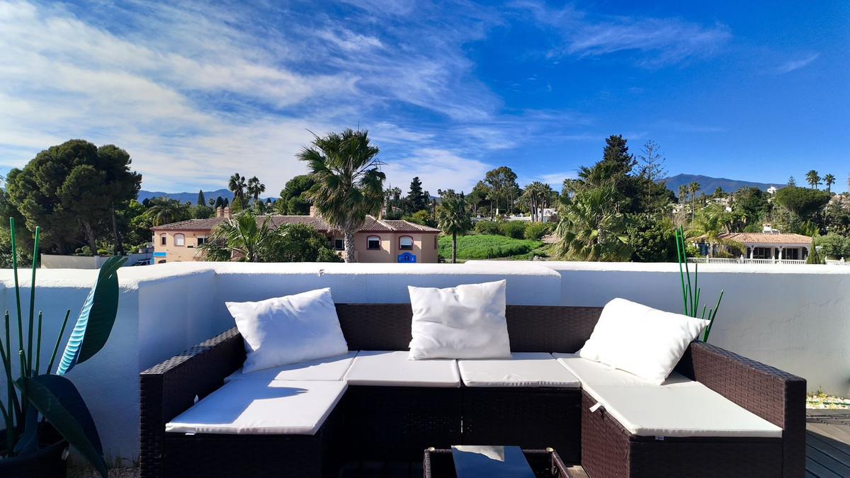 2 Bedroom Penthouse in Estepona - Photo 27