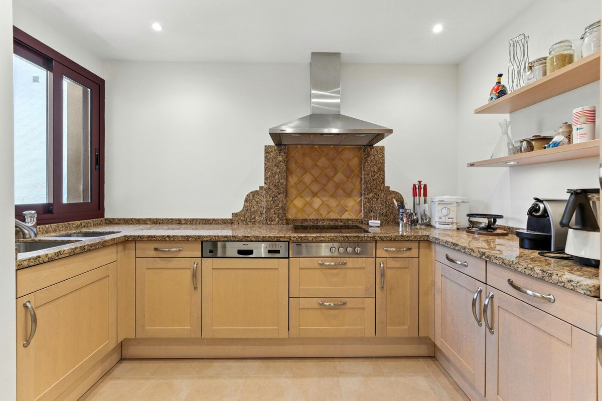 2 Bedroom Apartment in Estepona - Photo 26