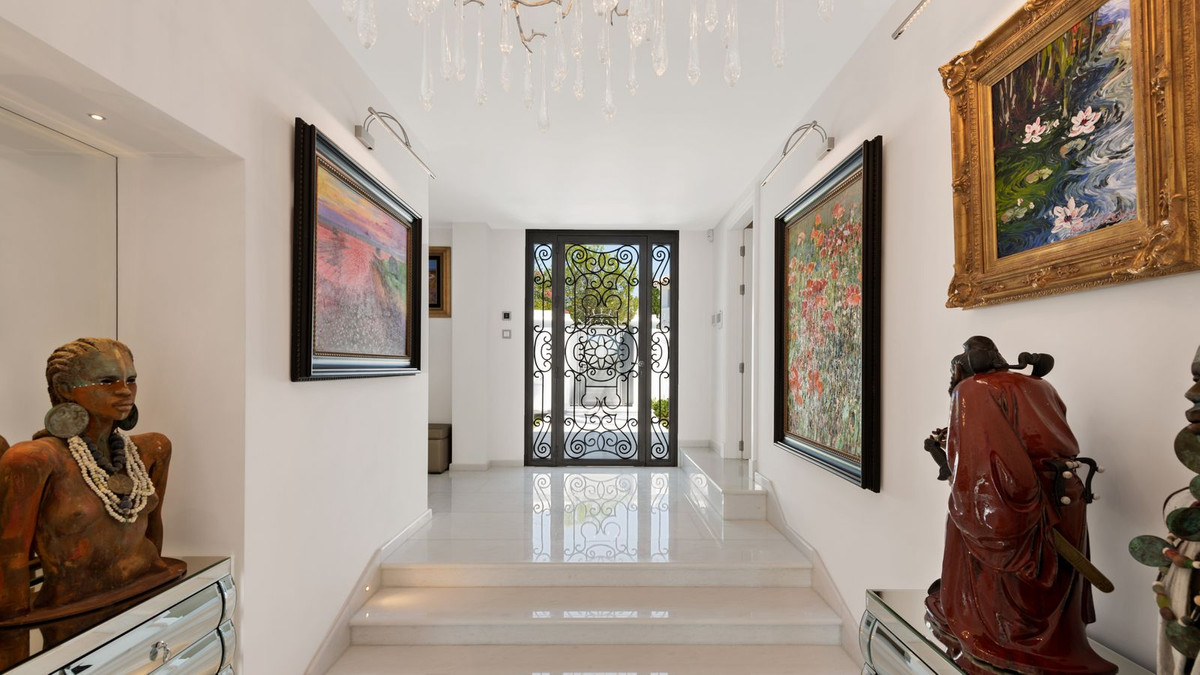 6 Bedroom Villa in Marbella - Photo 29