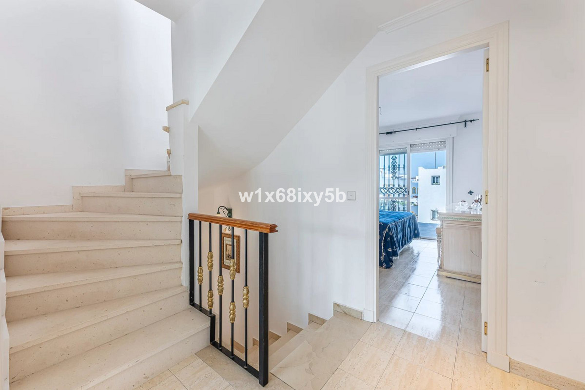 4 Bedroom Townhouse in San Pedro de Alcántara - Photo 17