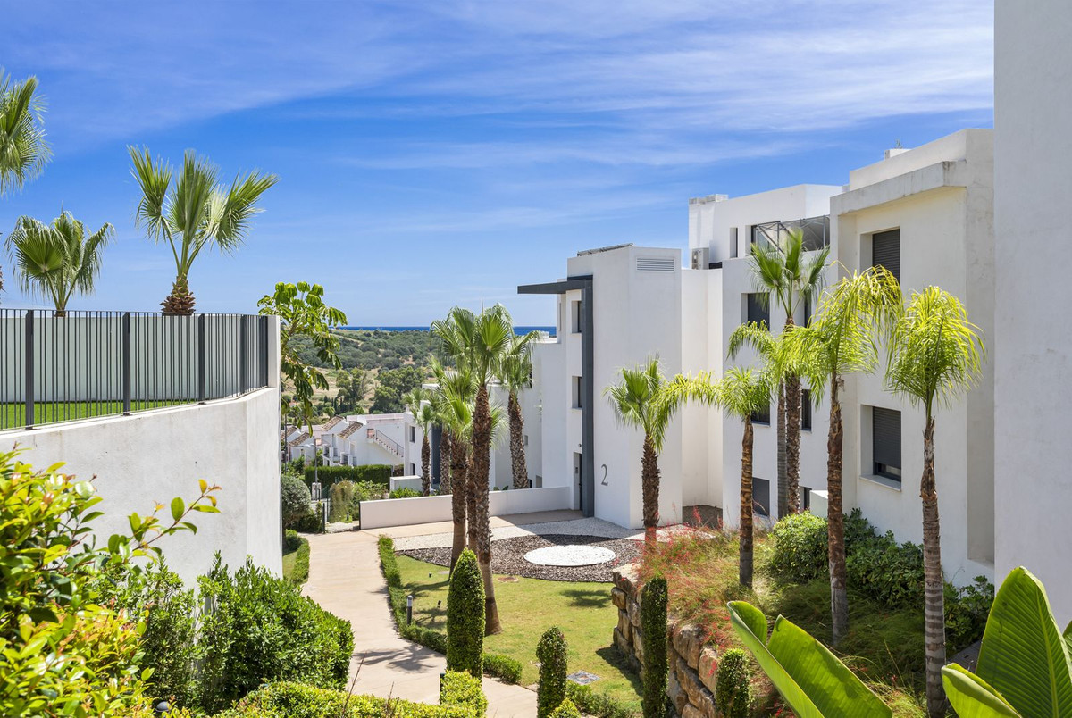 2 Bedroom Apartment in Estepona - Photo 10