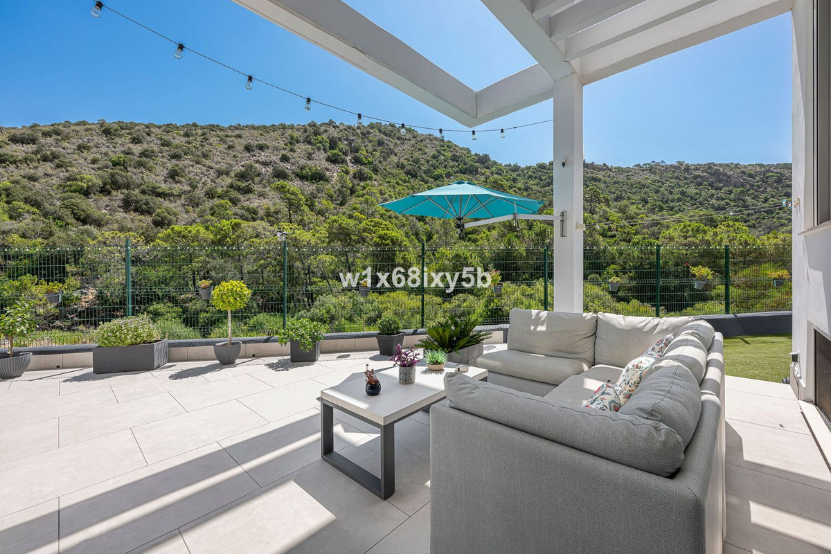4 Bedroom Apartment in Benahavís - Photo 9