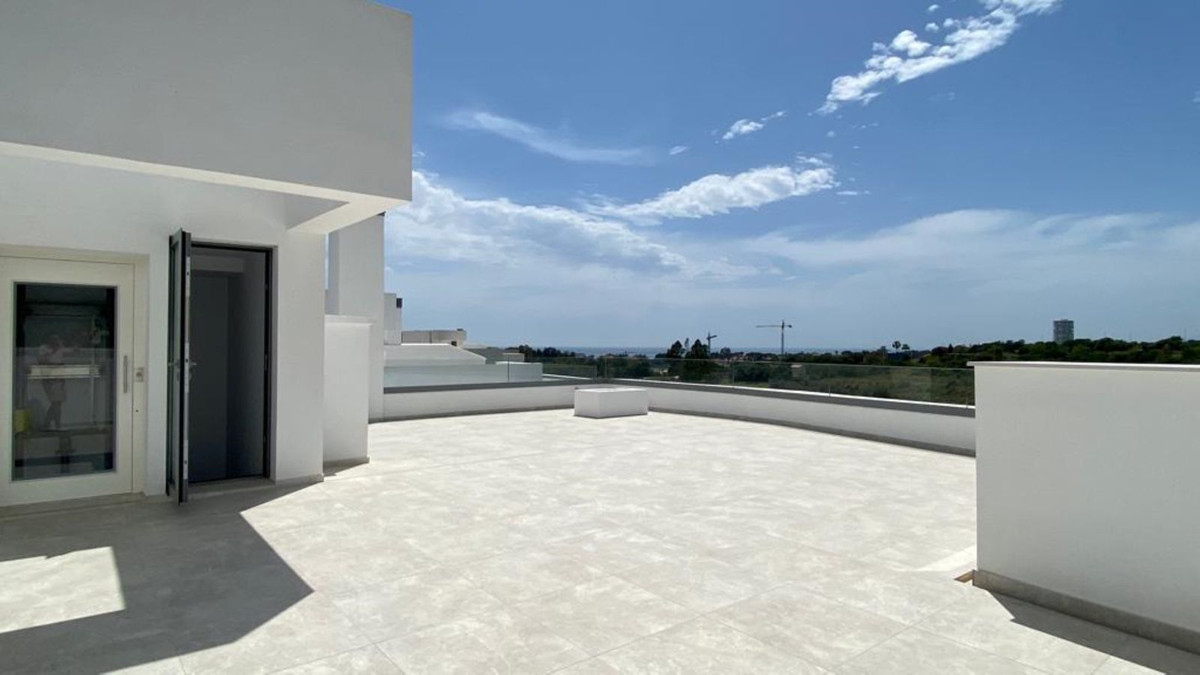 4 Bedroom Villa in Marbella - Photo 7