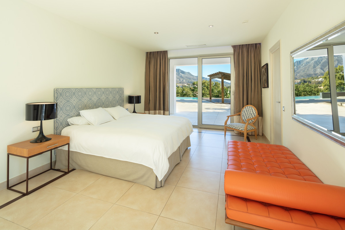 6 Bedroom Villa in Marbella - Photo 12